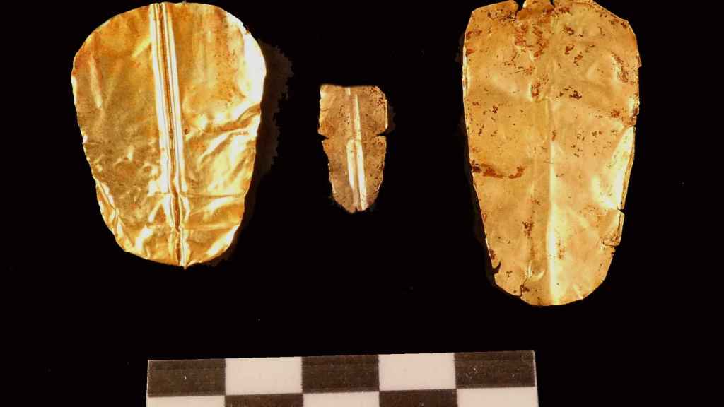Las tres lenguas de oro halladas en el yacimiento egipcio.