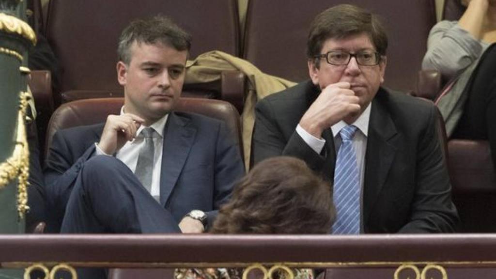 El actual presidente del Hipódromo de La Zarzuela, Paco Salazar (derecha), junto a Iván Redondo en el Congreso.