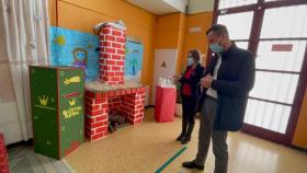 El alcalde de Elche y la edil de Educación supervisan el buzón o 'bustia reial' en un colegio.