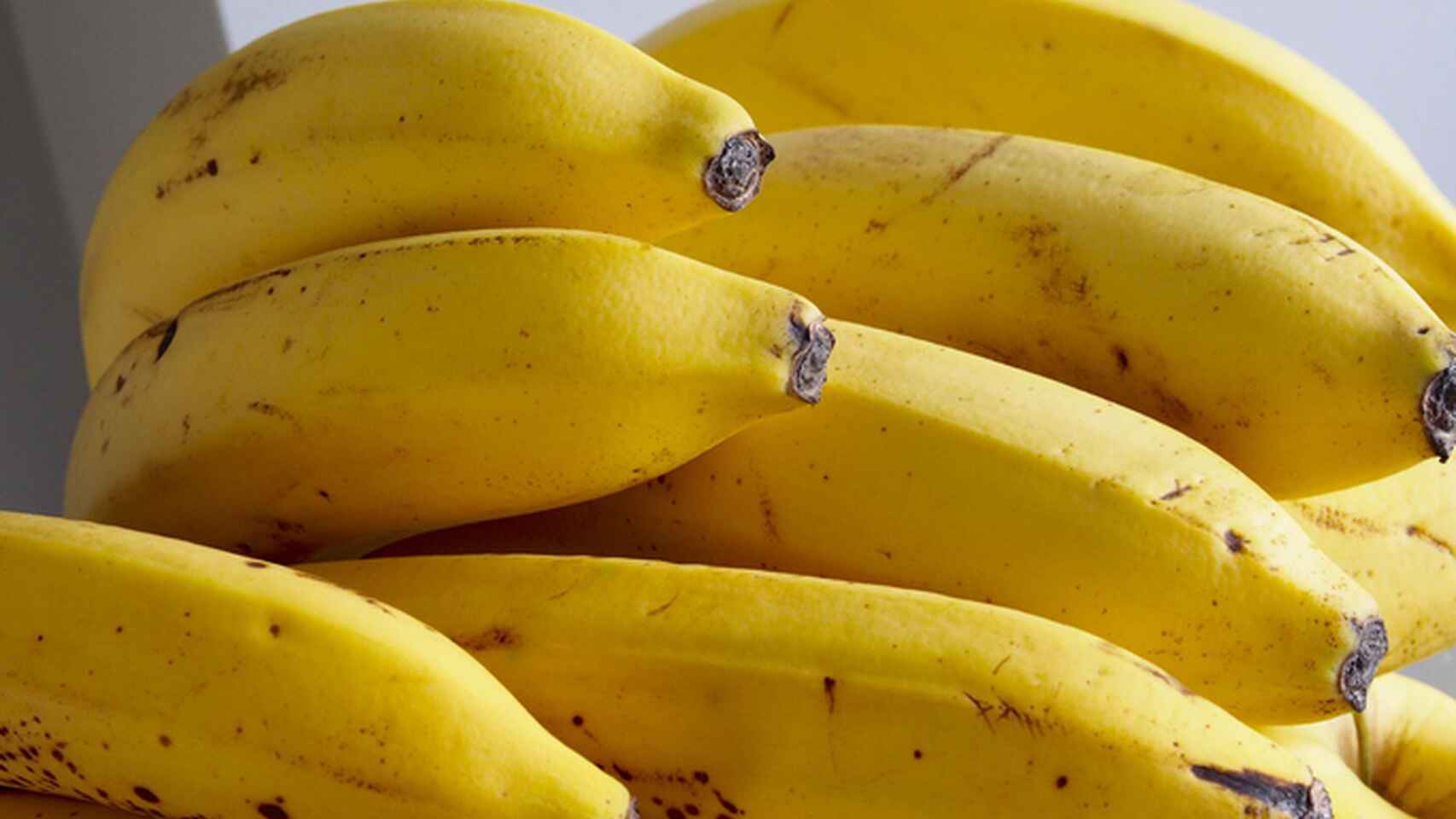 Unos plátanos en una frutería.