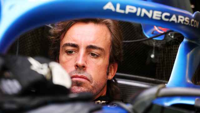 Fernando Alonso dentro de su A521 en el garaje de Alpine en Abu Dhabi