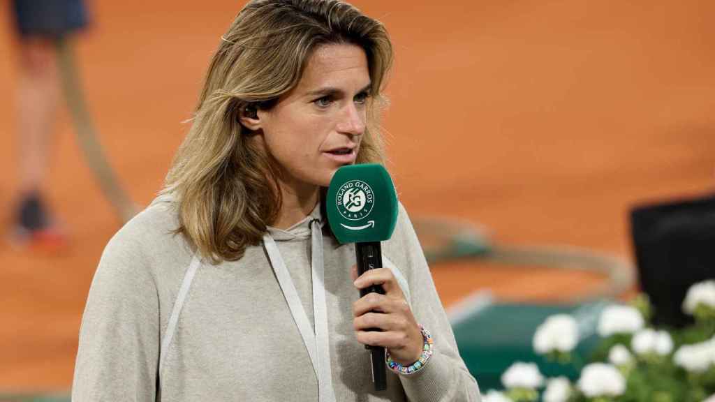 Amélie Mauresmo trabajando de comentarista en Roland Garros