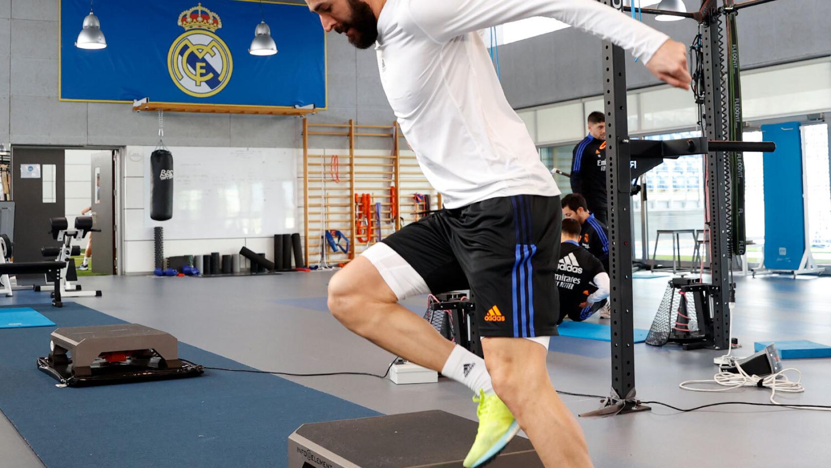 Karim Benzema entrenando en el gimnasio