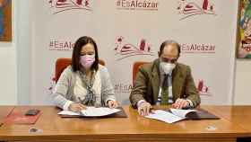 La alcaldesa de Alcázar de San Juan, Rosa Melchor, y el consejero delegado de ACS, José María Castillo, firman el convenio