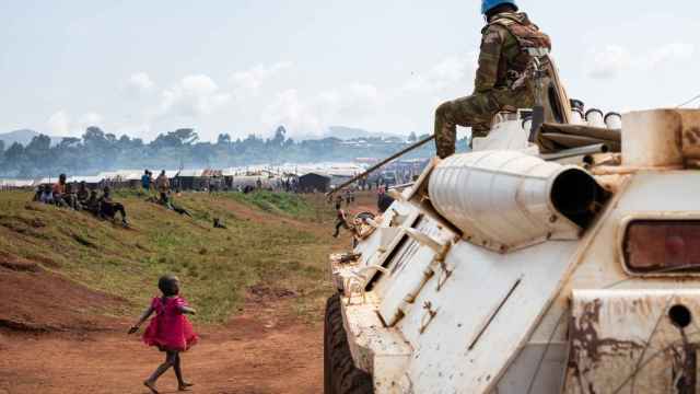 Un miembro de los cascos azules vigila el perímetro del campamento de Rhoe en República Democrática del Congo.