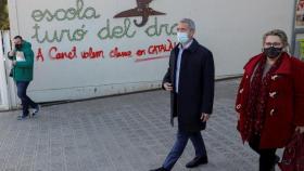 El consejero de Educación de la Generalitat, Josep Gonzàlez Cambray, en  la escuela de Canet de Mar.