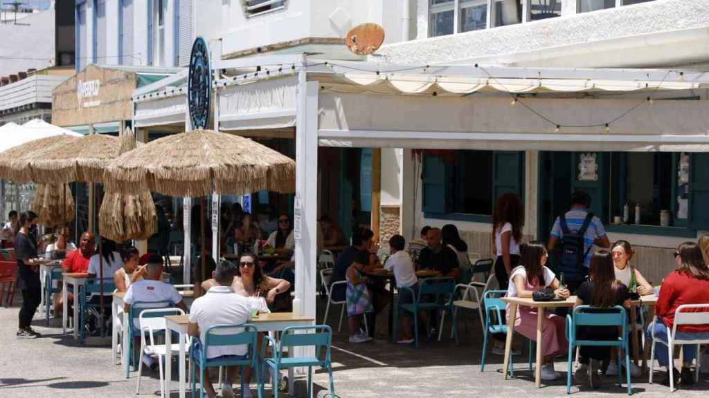 Terraza de un bar en el paseo de Pedregalejo, en Málaga capital.