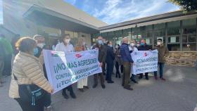 Concentración en contra de una agresión a un sanitario en un centro de salud de Málaga.