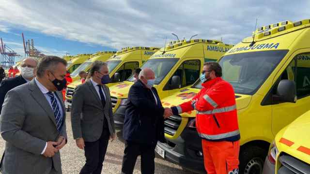 Elías Bendodo y Javier Aguirre, junto a las 21 nuevas ambulancias 061 en Málaga