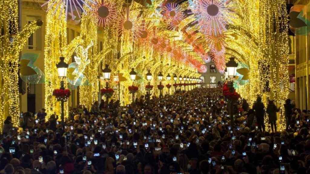 Momento del encendido de las luces de Navidad en la calle Larios, en Málaga.