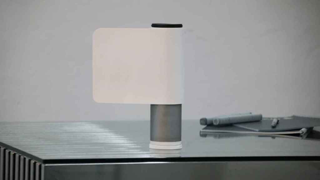 La luz de emergencia también puede funcionar como lámpara de escritorio.