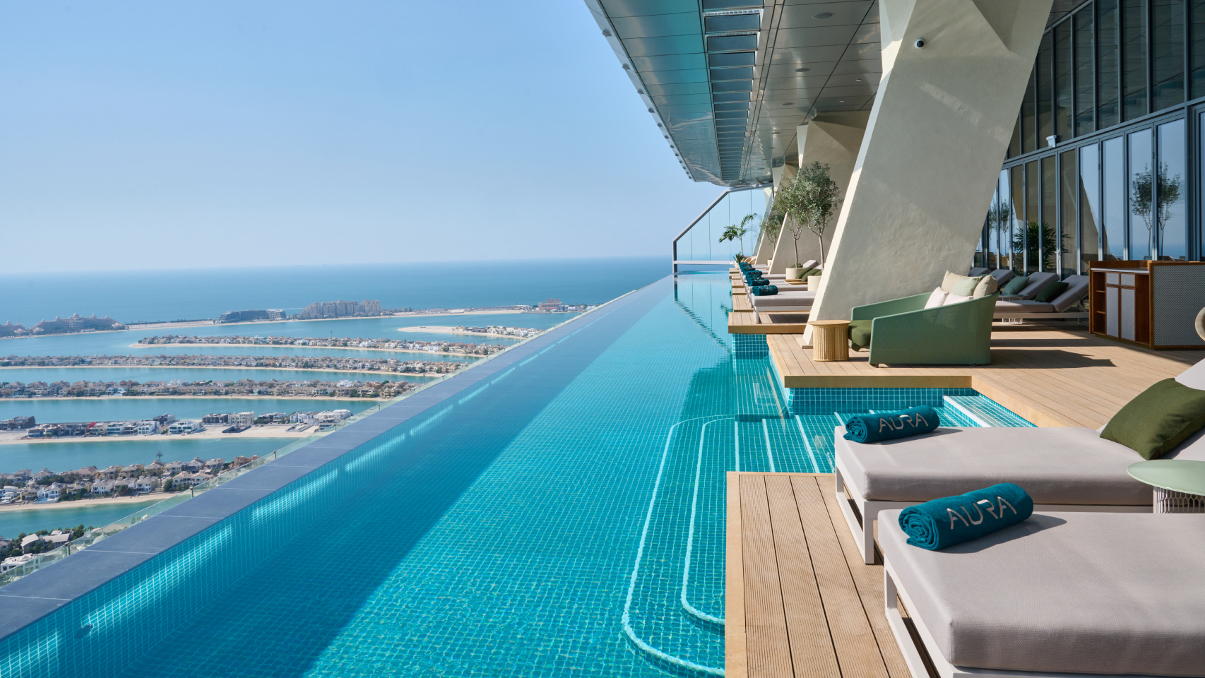 La piscina infinita más alta del mundo está en Dubái: a 200 metros de  altura y vistas de 360 grados