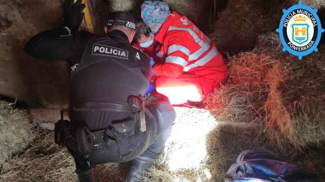 Trasladado al hospital tras quedar atrapado por la caída de alpacas en un pajar de Ponferrada