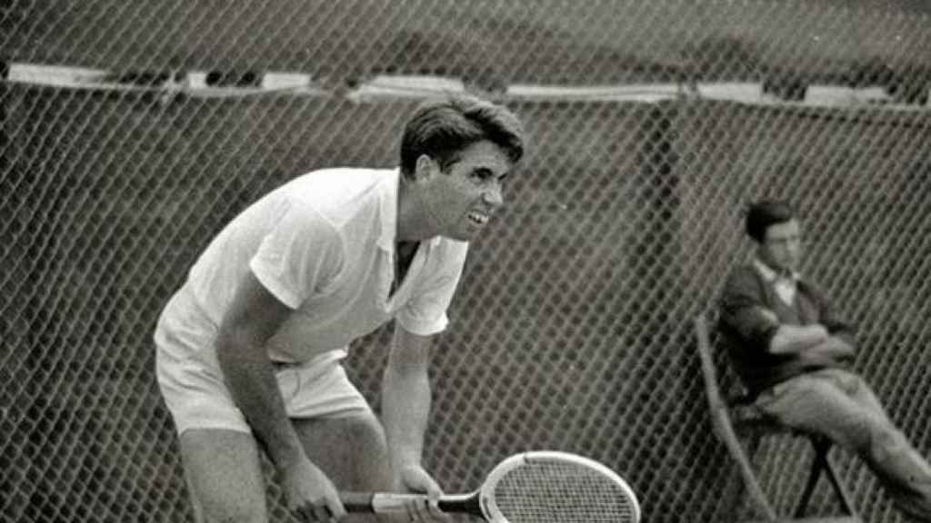 Manolo Santana, durante un partido en su época de tenista profesional