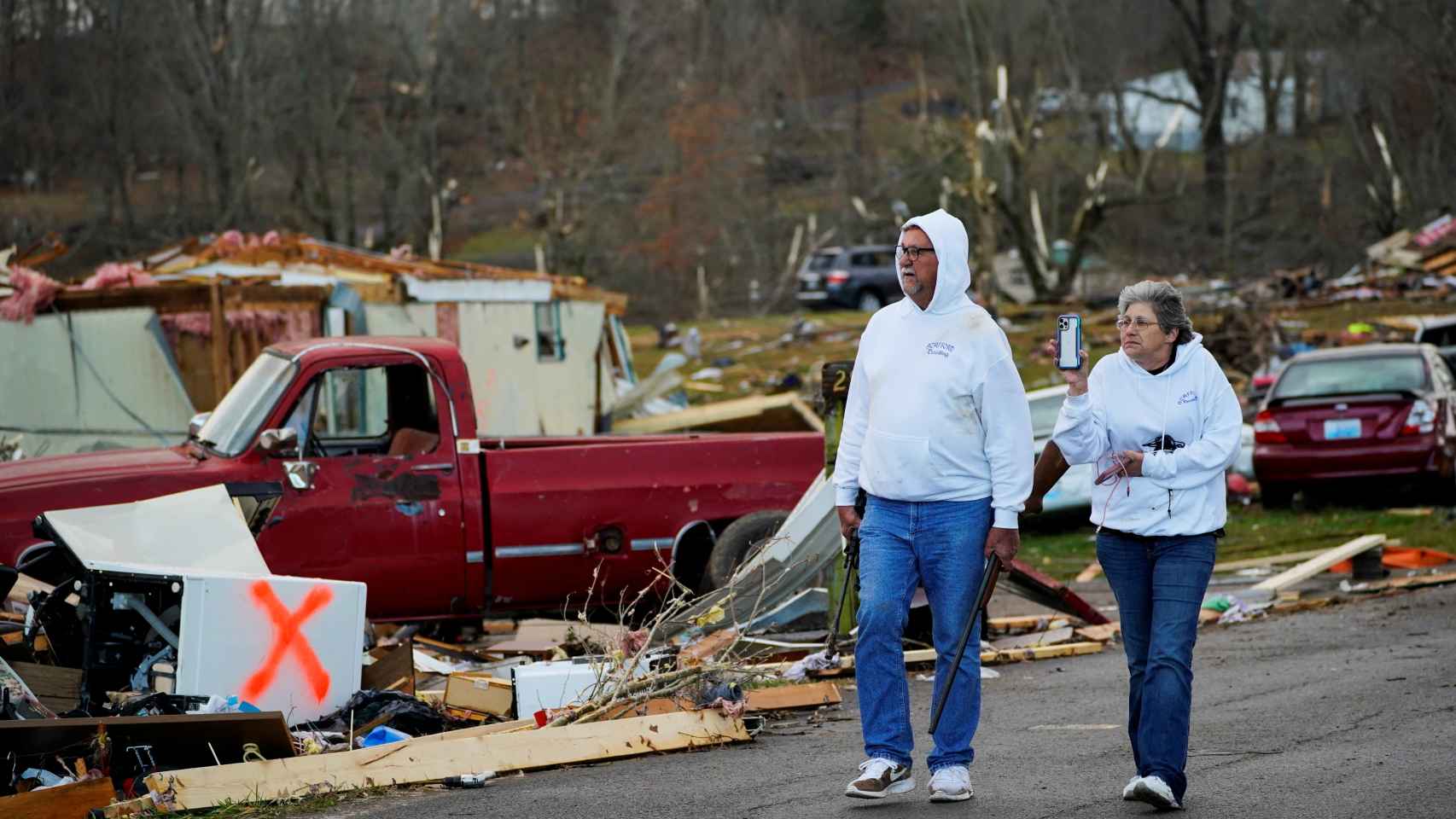 Dos personas observan los destrozos del tornado