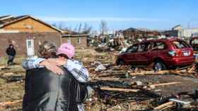 Dos vecinas de Mayfield, Kentucky,  se abrazan tras el paso del tornado.