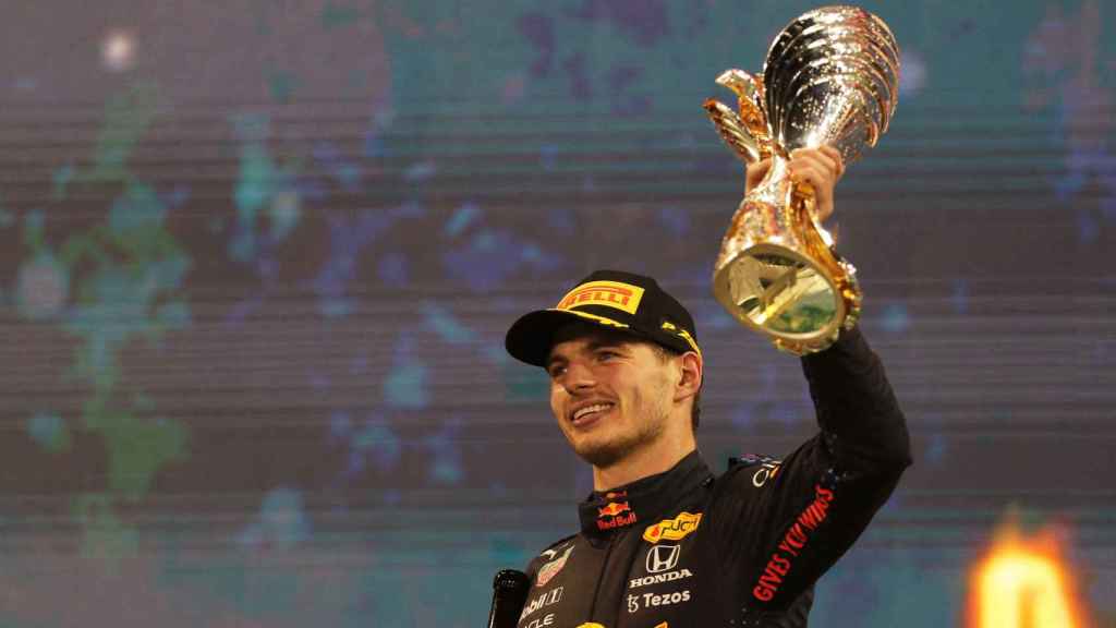 Max Verstappen, con el trofeo del Gran Premio de Abu Dhabi de 2021.