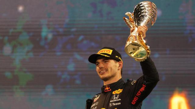 Max Verstappen, con el trofeo del Gran Premio de Abu Dhabi de 2021.