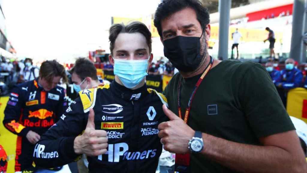 Oscar Piastri y Mark Webber, durante una prueba de la Formula 2.