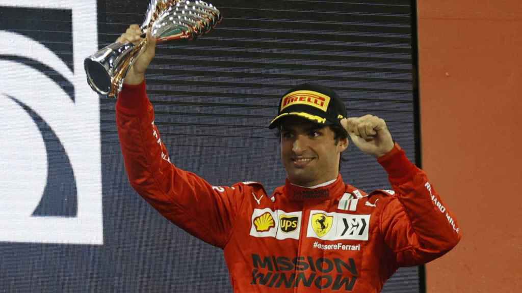 Carlos Sainz con su trofeo tras hacer podio en Abu Dhabi
