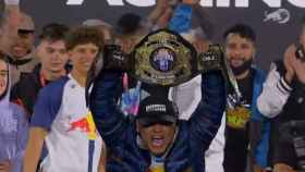 Aczino celebra su victoria en la Red Bull Batalla Final Internacional