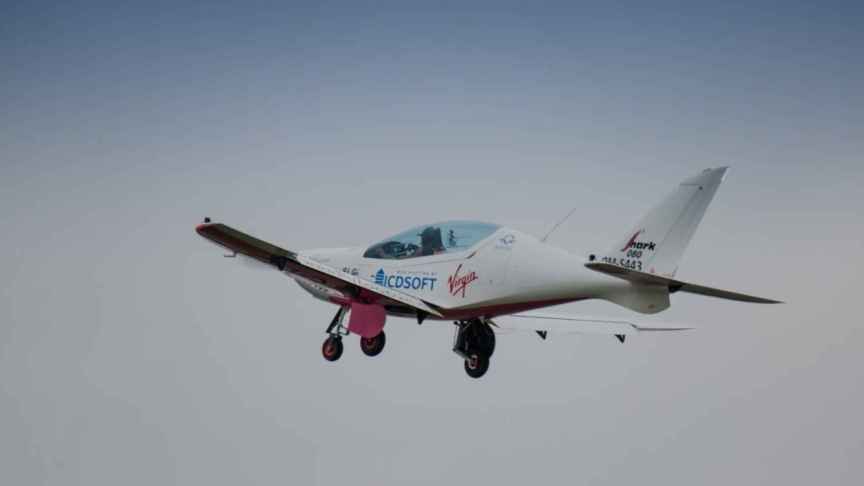 Zara Rutherford en su viaje con su avión ultraligero
