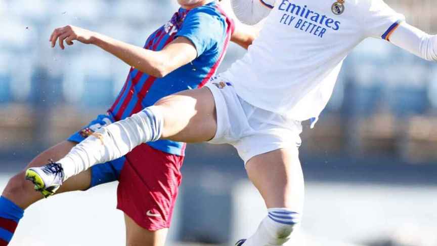 Asllani realiza un remate acrobático contra el FC Barcelona Femenino