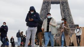 Varias personas caminan por las calles de París.