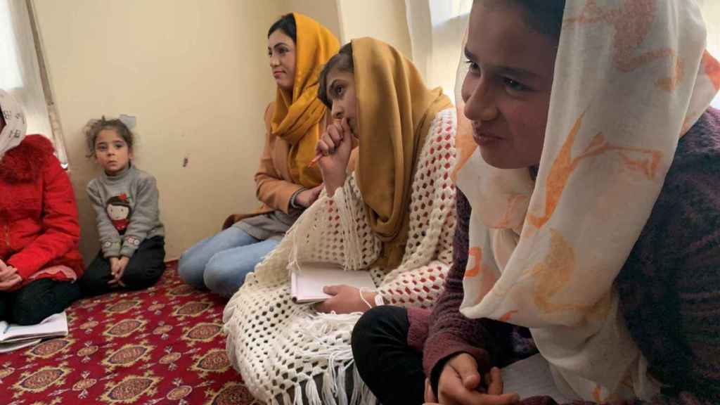 La escuela clandestina en una casa de Kabul cuenta ya con entre 30 y 40 estudiantes.