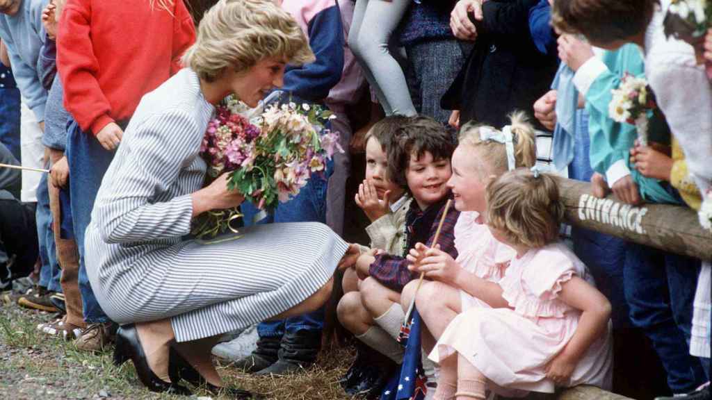Diana de Gales hablando con unos niños en un viaje oficial a Australia en 1985.
