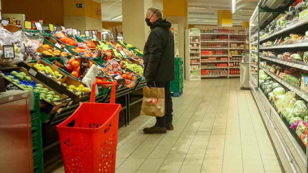 Un hombre en la sección de frutería de un supermercado de Madrid.