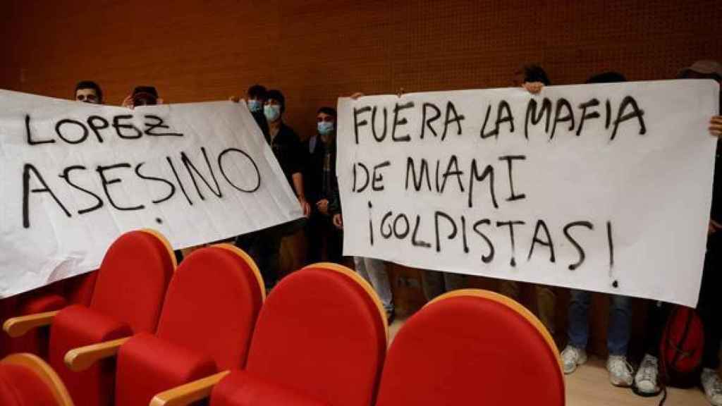 Varias pancartas vistas en la conferencia que el dramaturgo cubano Yunior García y el opositor venezolano Leopoldo López ofrece este lunes en la Universidad Complutense de Madrid.