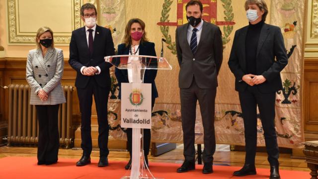 La ministra acompañada por los representantes de las ciudades firmantes antes del acto