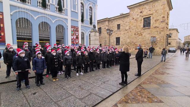 Niños del Colegio Divina Providencia cantando al obispo