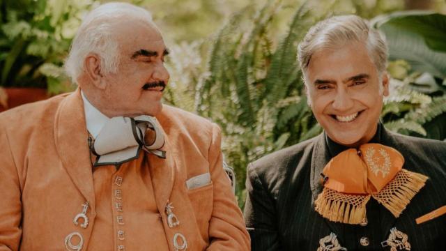 Vicente Fernández junto a su hijo Alejandro en una imagen compartida en redes sociales.