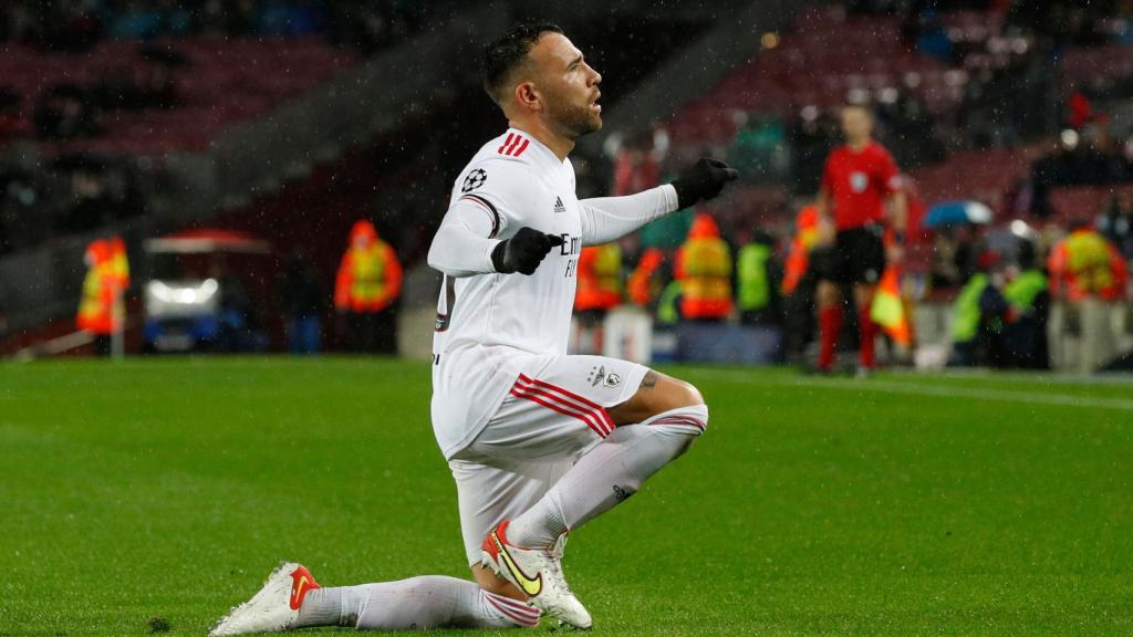 Nicolás Otamendi celebra un gol con el Benfica ante el Barça en la Champions