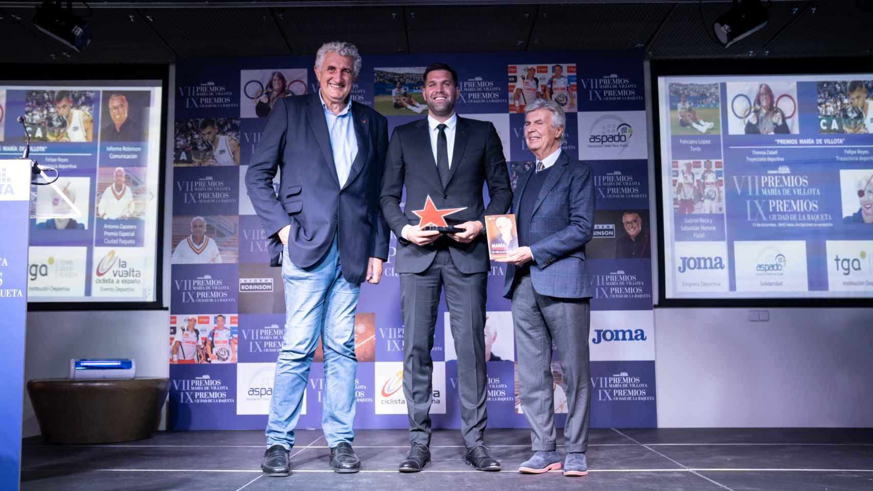 Felipe Reyes, con su Premio María de Villota a la hazaña deportiva del año, junto a Fernando Romay y Emilio de Villota