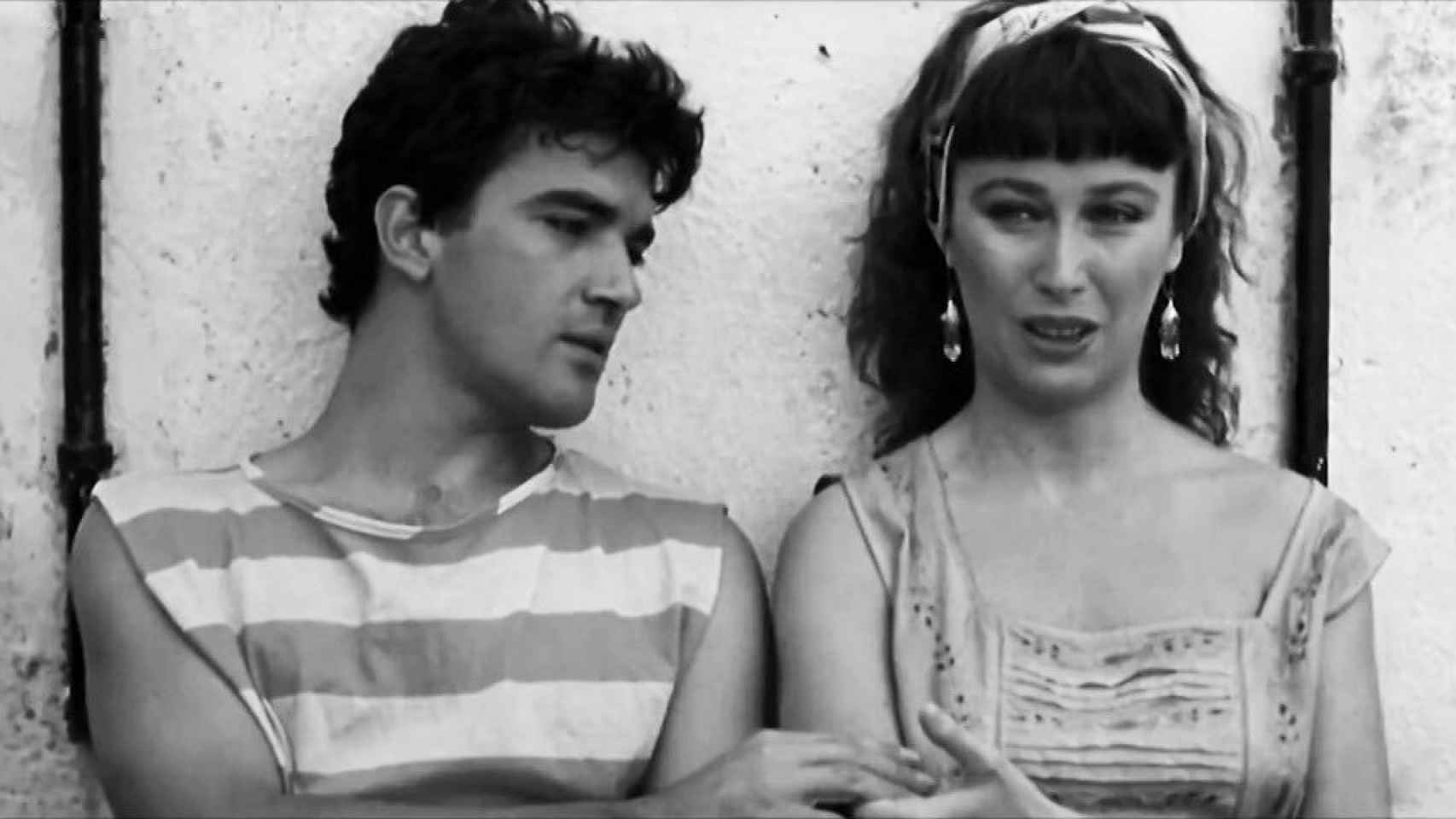 Antonio Banderas y Verónica Forqué en la película 'Bajarse al moro'.