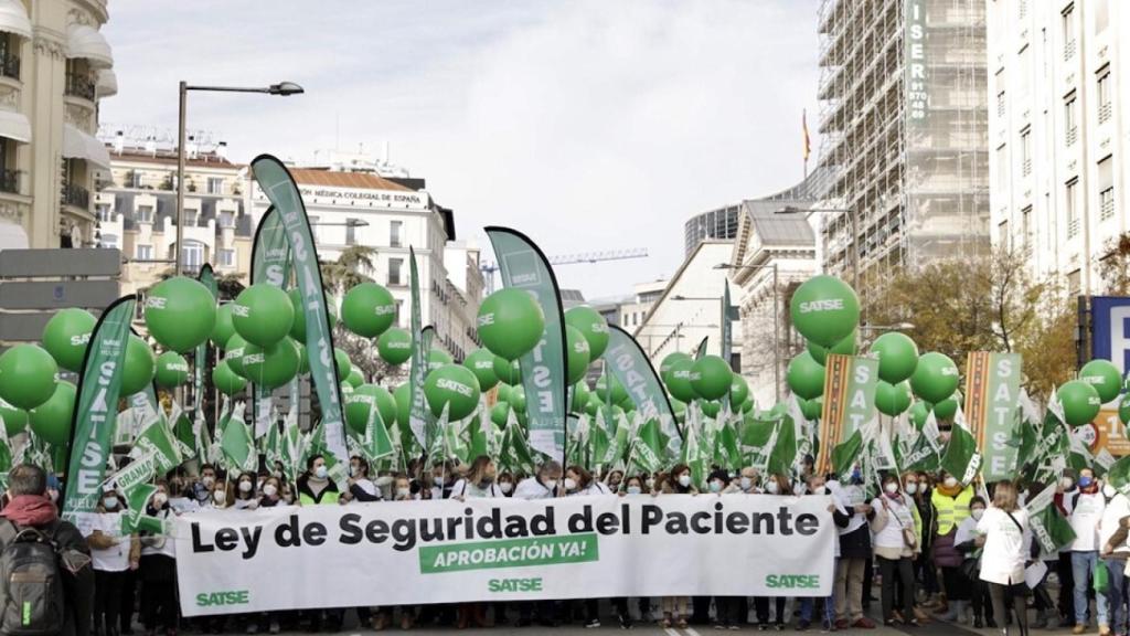 Manifestación del Sindicato Satse, integrante de Unidad Enfermera, frente al Congreso de los Diputados.