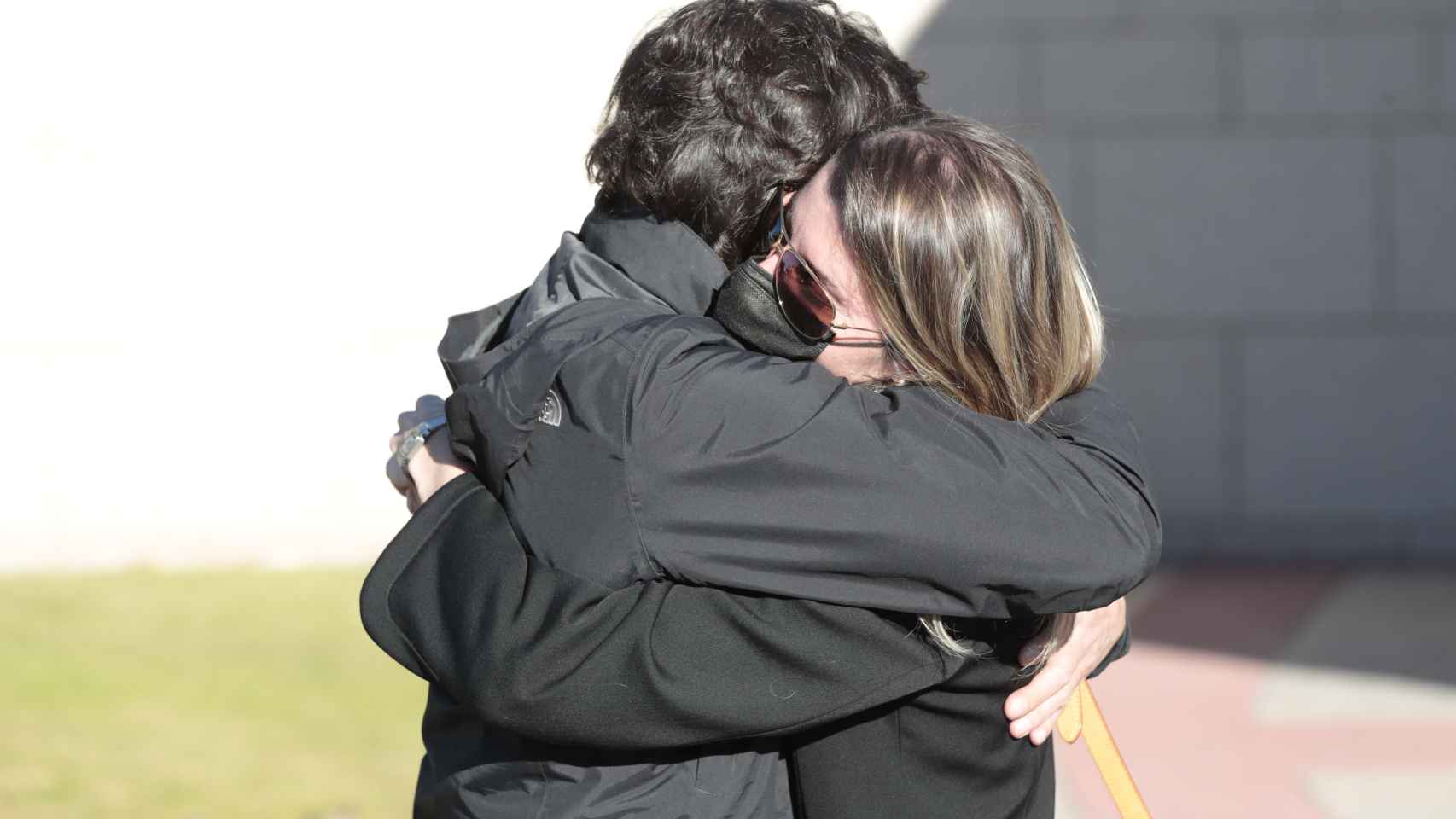 Borja y Bárbara abrazados en el último adiós a su padre, Manolo Santana.