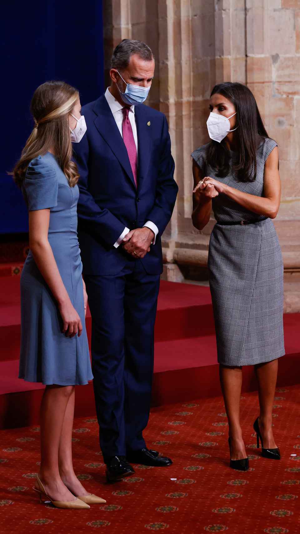 La reina Letizia dando algunas indicaciones a su hija Leonor en la entrega de medallas de los Princesa de Asturias en Oviedo el pasado mes de octubre.