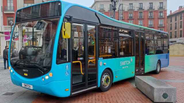 Un autobús de Switch Mobility en la Plaza Mayor de Valladolid