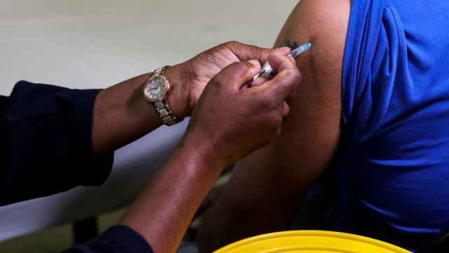 Vacunación con Pfizer en Sudáfrica. REUTERS/Sumaya Hisham