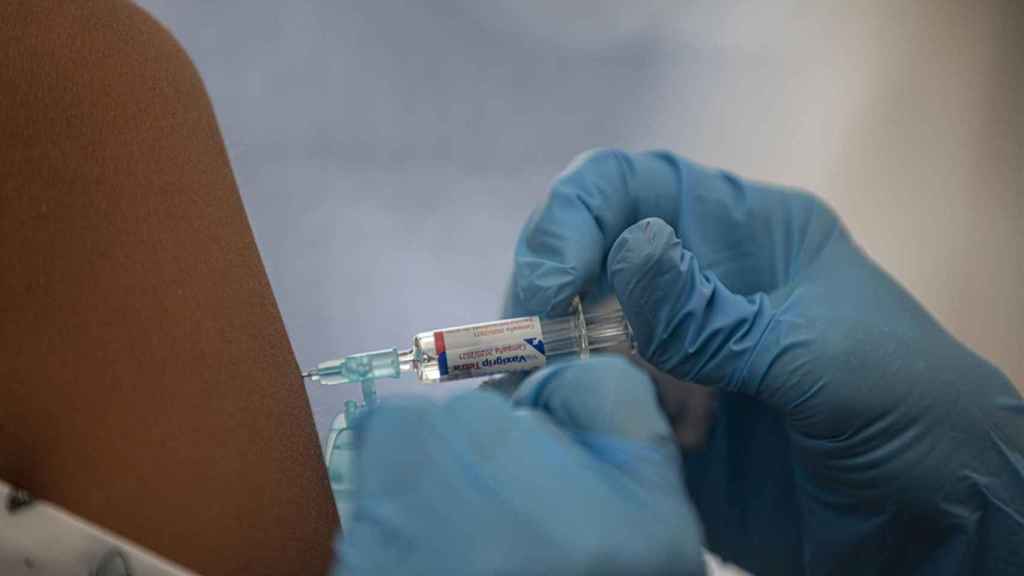 Una enfermera inocula una vacuna.