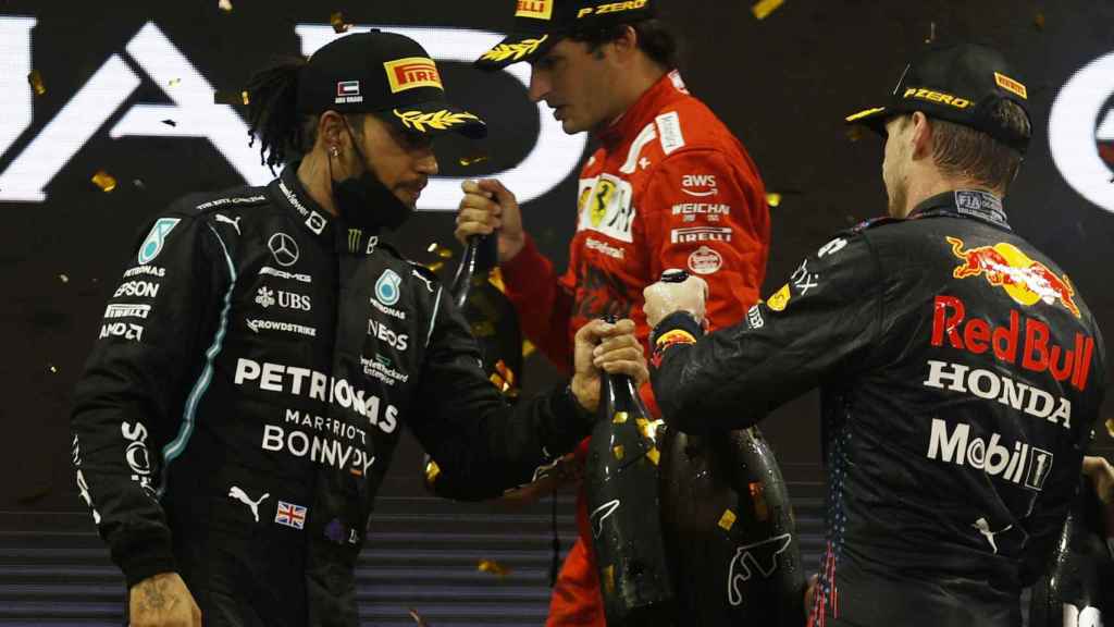 Lewis Hamilton, en el podio de Abu Dabi junto a  Max Verstappen