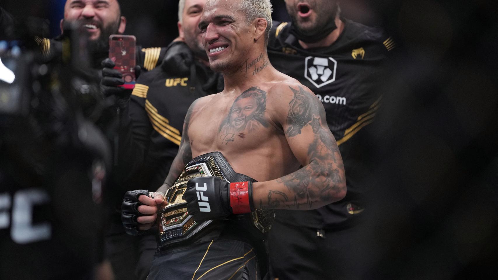 Charles Oliveira, con el cinturón de campeón tras el UFC 269