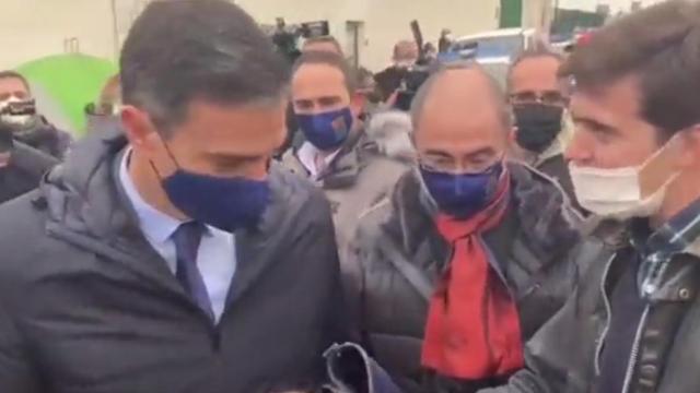 Imagen del presidente del PP en Zaragoza regalando a Sánchez unas botas de agua.