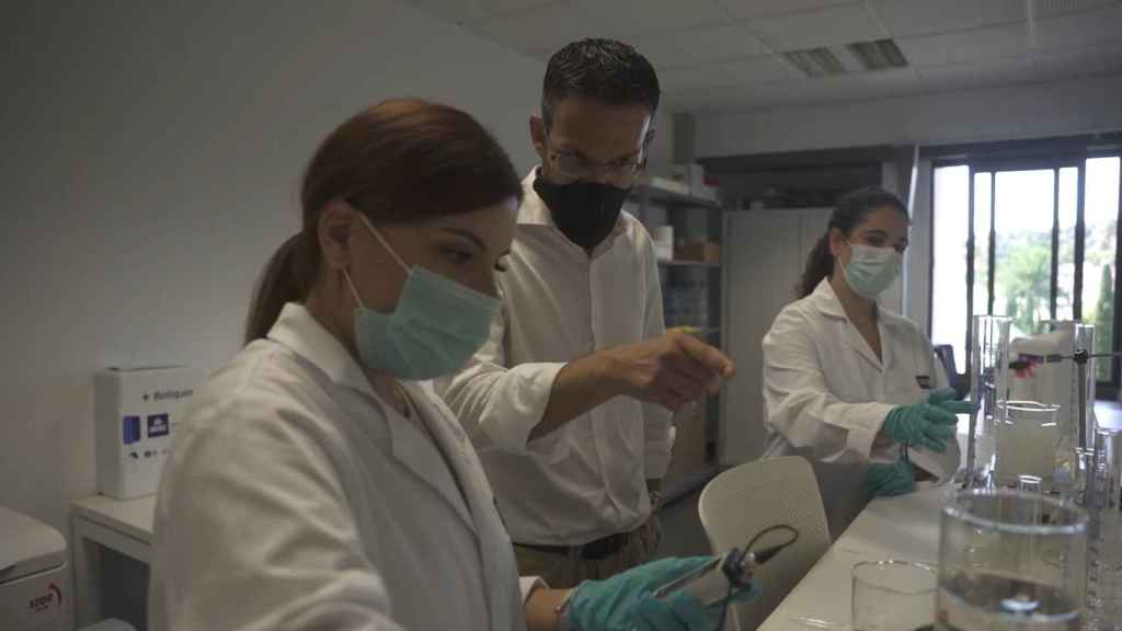 Técnicos de la empresa Ancor Tecnológica Canaria trabajan en su proyecto de nanotecnología para la protección antimicrobiana de los textiles.