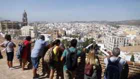 Un grupo de turistas observan el Centro histórico de Málaga.