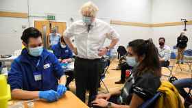 Boris Johnson visita un centro de vacunación en Westminster.